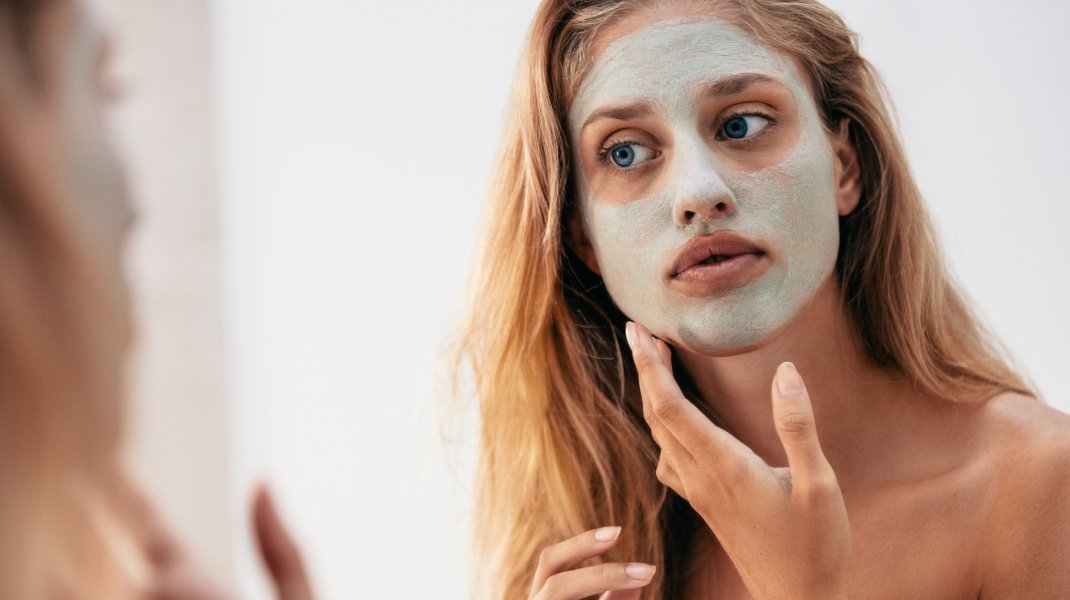 Μην κάνετε εκφράσεις όταν φοράτε μάσκα προσώπου/ Shutterstock