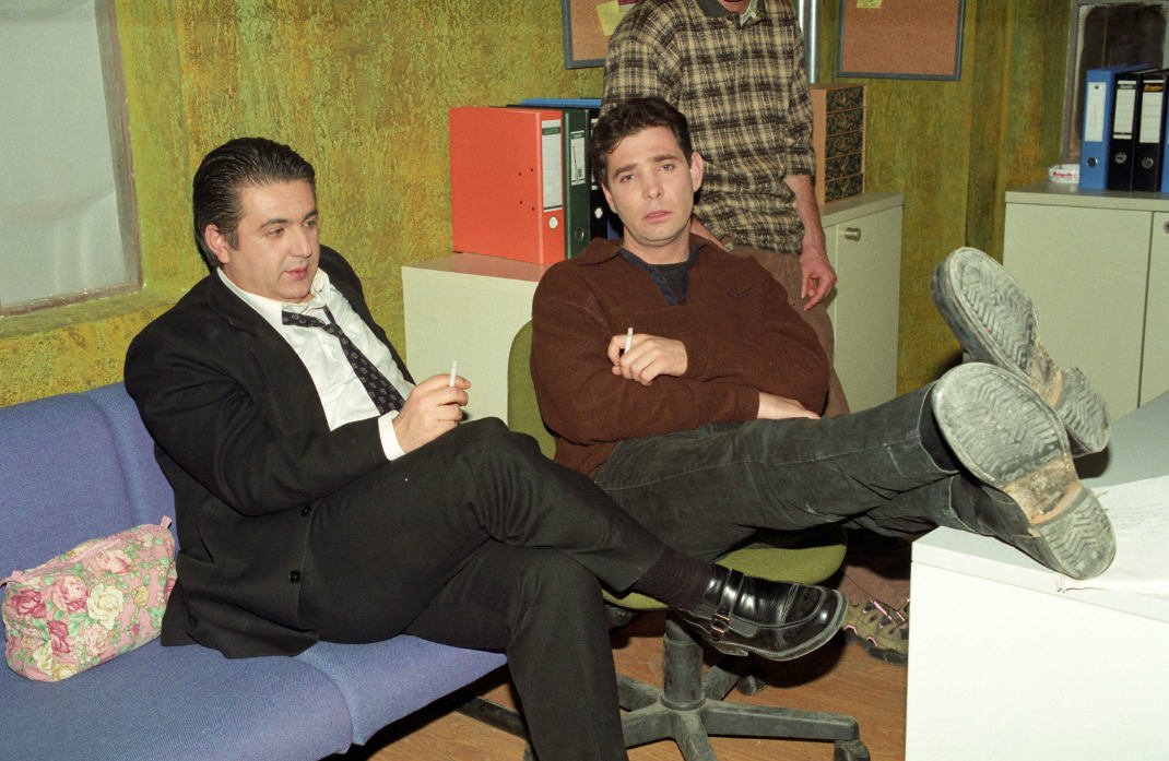 Ιεροκλής Μιχαηλίδης και Θοδωρής Αθερίδης στα γυρίσματα της σειράς "Είμαστε στον αέρα", 1999 - Φωτογραφία: NDP Photo Agency