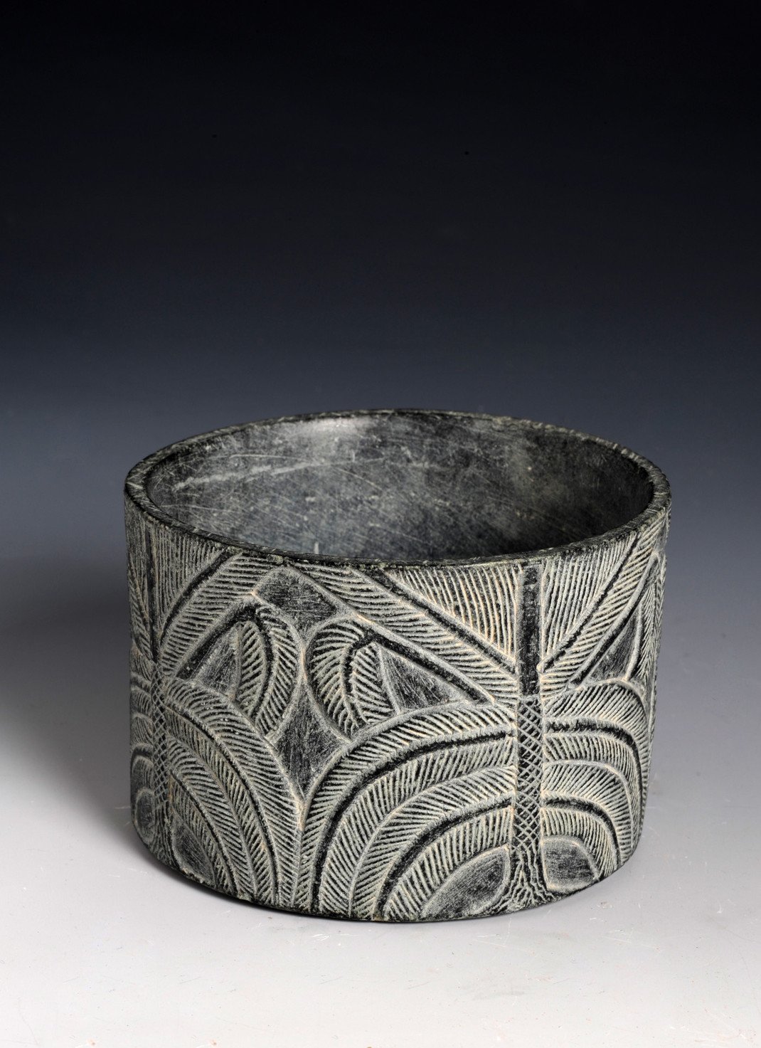 Κυλινδρικό αγγείο με φοίνικα. Τέλη 3ης χιλιετίας π.Χ. Χλωρίτης. Εθνικό Μουσείο, Ριάντ