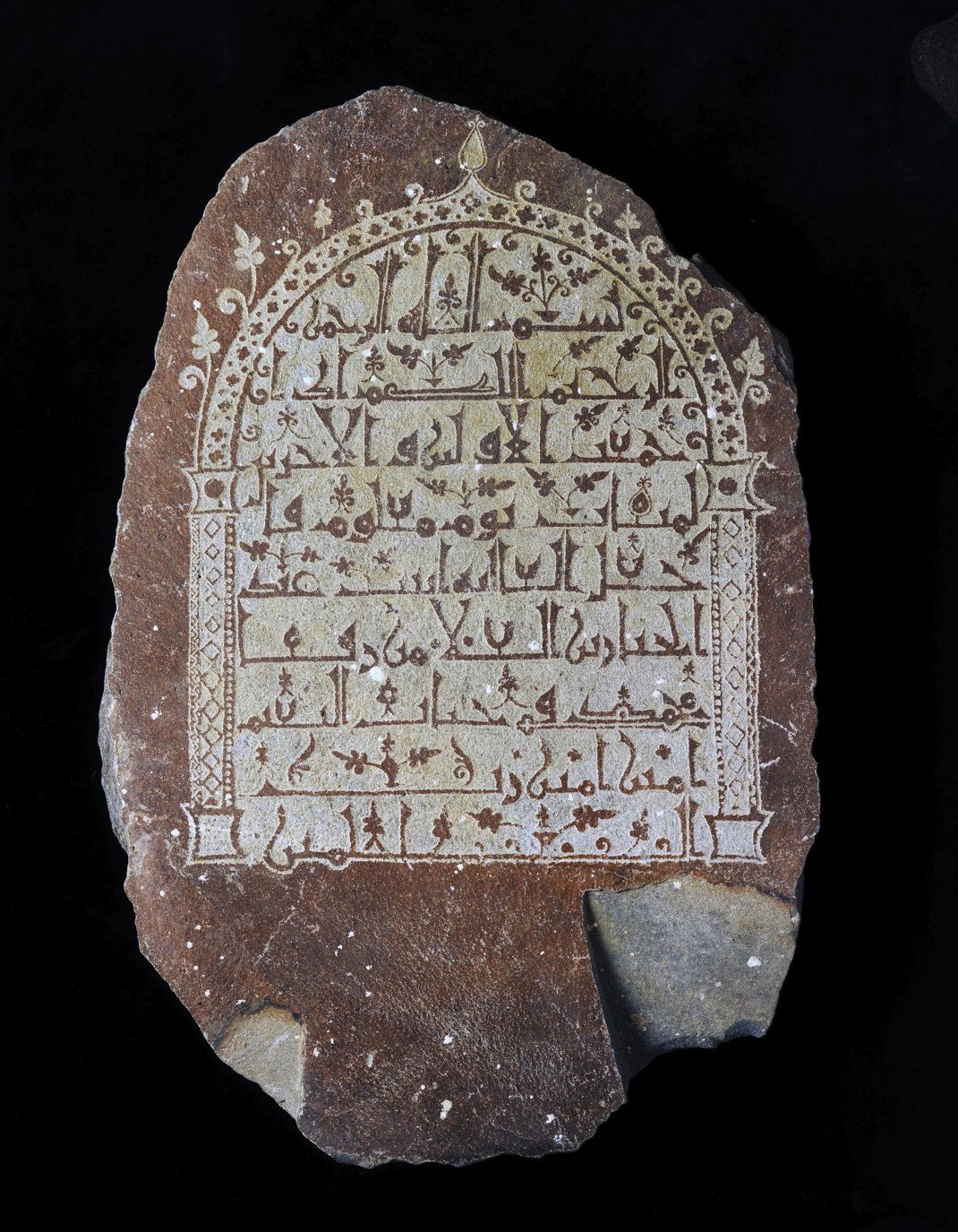 Επιτύμβια στήλη της al-Ghaliya, κόρης του Abd al-Jabbar, γιου του al-Ala Από τη Μέκκα 9ος αιώνας μ.Χ. Βασάλτης Εθνικό Μουσείο, Ριάντ. Για την επιγραφή χρησιμοποιήθηκε αυθεντική κομψή κουφική γραφή. Στα τέλη του 13ου αιώνα, η επιτύμβια στήλη επαναχρησιμοποιήθηκε στον τάφο ενός λογίου. Η πρακτική αυτή, της ανακύκλωσης των ταφικών στηλών φαίνεται πως υπήρξε αρκετά συνήθης.
