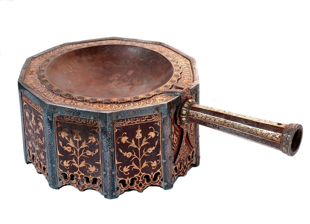 Θυμιατήριο. Από τη Μέκκα Οθωμανική δυναστεία, 1649 μ.Χ. Σίδερο, χρυσός, ασήμι Εθνικό Μουσείο, Ριάντ -Αυτό το εντυπωσιακό θυμιατήριο παραγγέλθηκε για το ιερό της Μεδίνας από τη σύζυγο του Αχμέτ Α’, Μαχπεϊκέρ που σημαίνει Φεγγαροπρόσωπη