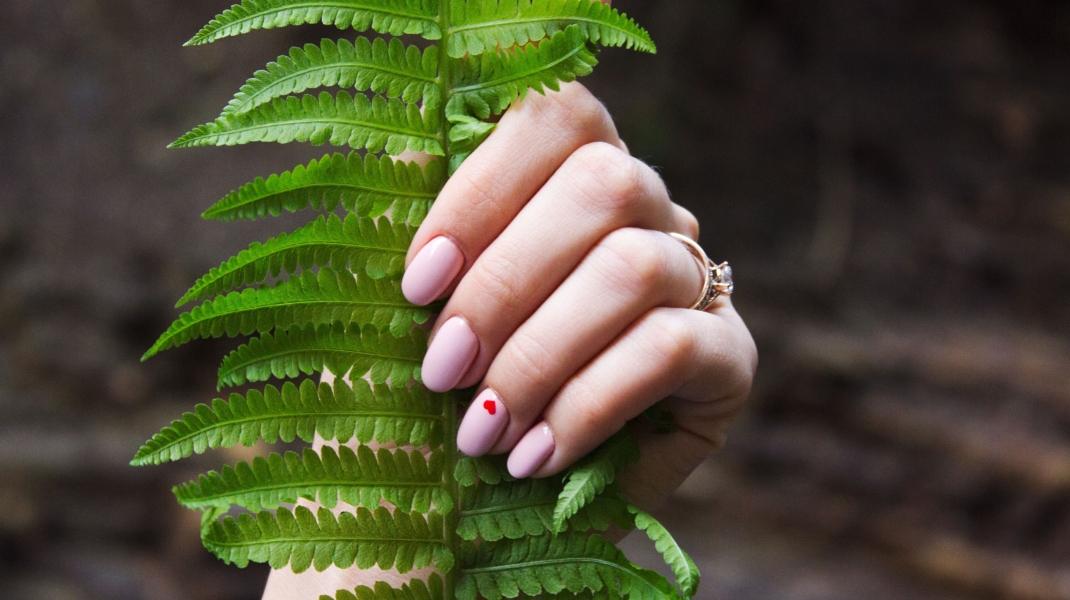 Nude Nails/Photo by Elena Taranenko on Unsplash