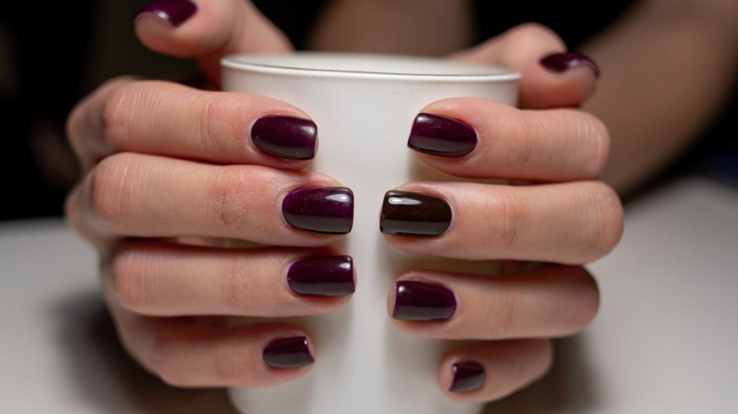 Burgundy nails/Shutterstock