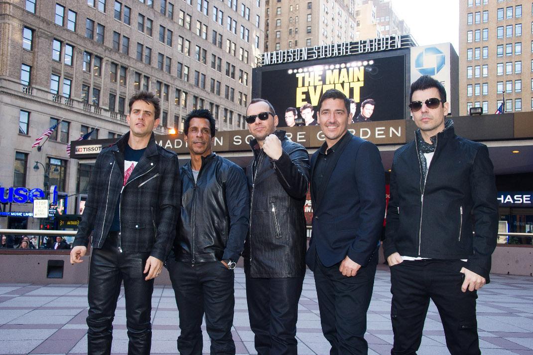 Aπό αριστερά Τζόι Μακιντάιρ, Ντάνι Γουντ, Ντόνι Γουόλμπεργκ, Τζόναθαν Νάιτ και Τζόρνταν Νάιτ