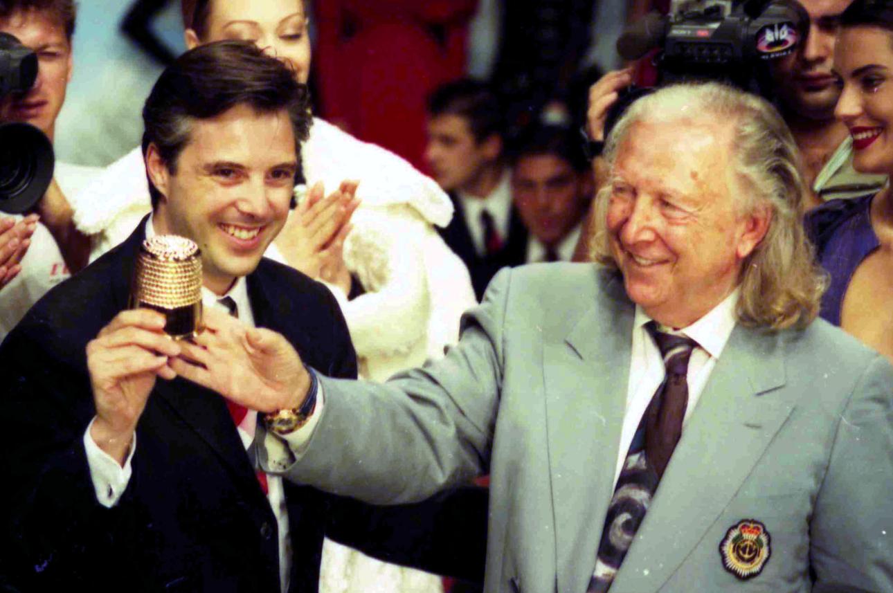 Ο σχεδιαστής Ted Lapidus, με το γιο του Olivier, στο Παρίσι το 1994. /Apimages