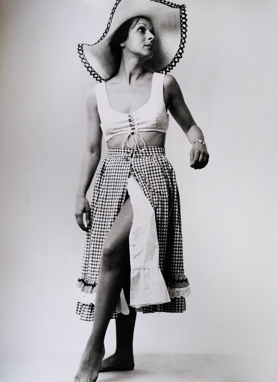 H Άννα Φόνσου, στα 70s, με σύνολο από την μπουτίκ της συναδέλφου της, Φλωρέττας Ζάννα