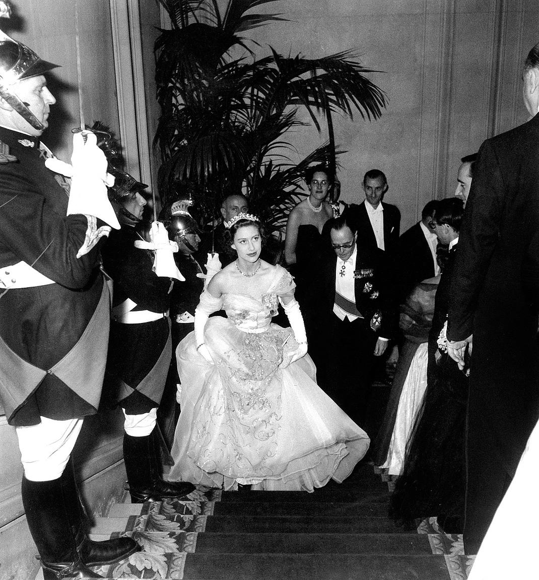 Princess Margaret accompanied by Sir Oliver Harvey while arriving to the Bal du Cercle Interallié benefitting the British Hertford Hospital in Paris, November 21, 1951. © Rue des Archives/AGIP