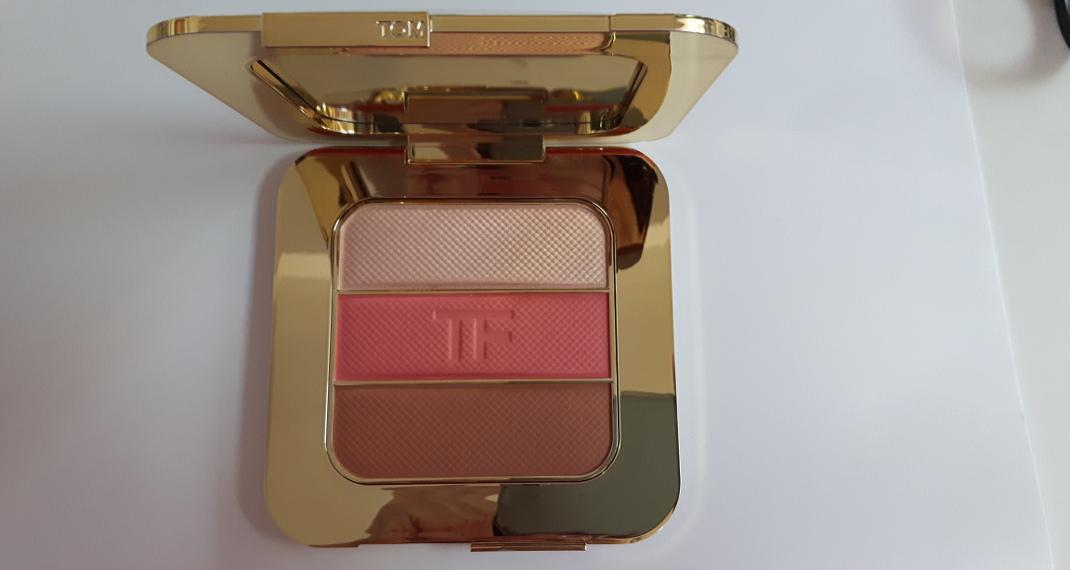 Tom Ford Soleil Color Collection το Bronzing Power, Contouring Compact που χρησιμοποιείται σε όλους τους χρωματικούς τόνους