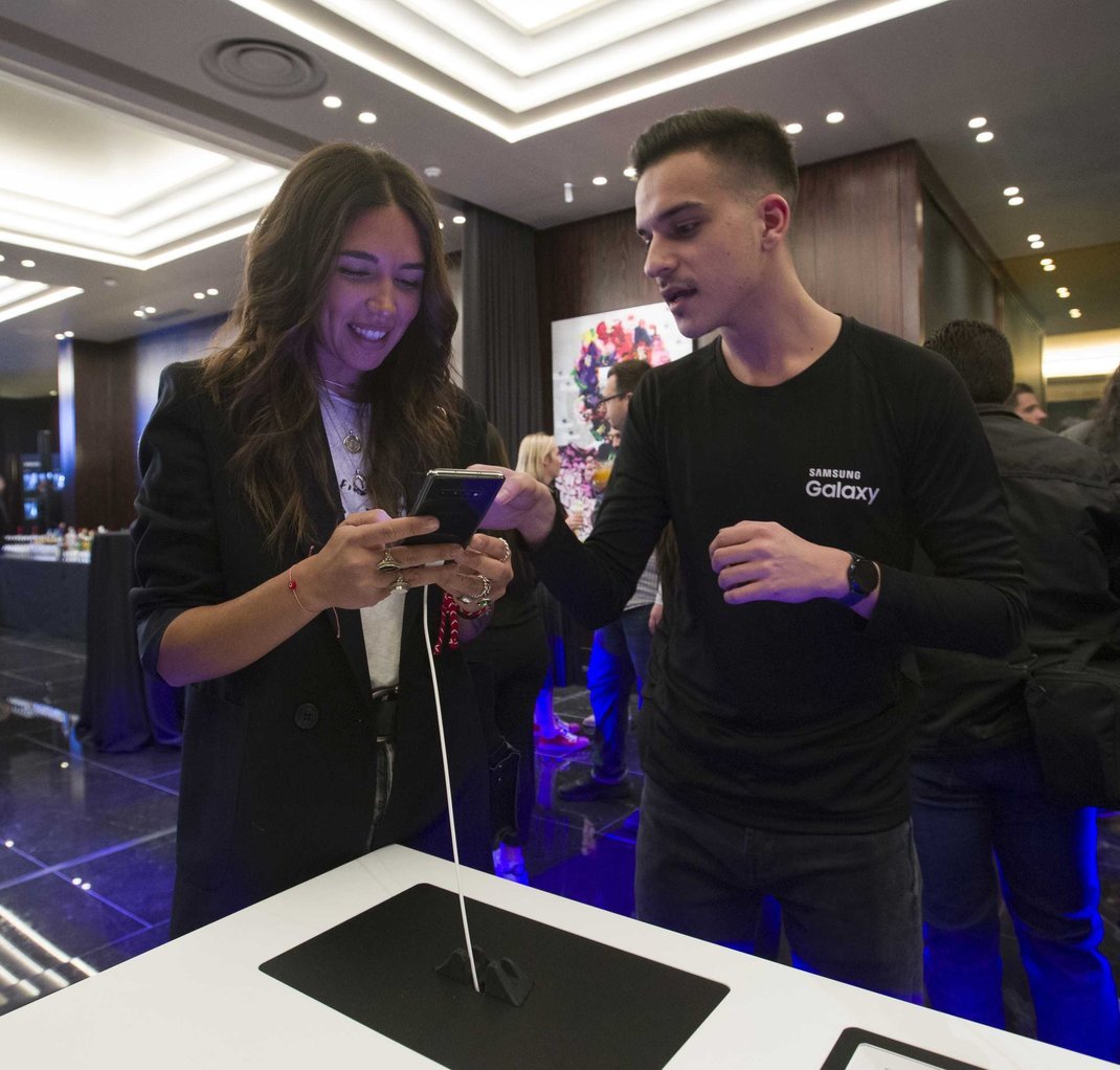 Η παρουσιάστρια και ραδιοφωνική παραγωγός, Ευαγγελία Τσιορλίδα, ανακαλύπτει τα μοναδικά features του νέου Galaxy S10 με τη βοήθεια ενός Samsung expert