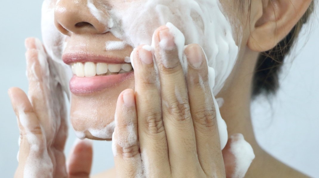 Καθαρισμός προσώπου με σαπούνι/Shutterstock