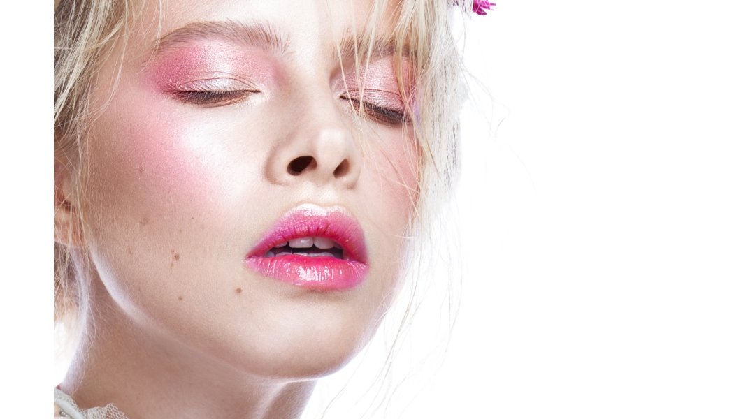 Ανοιξιάτικο μακιγιάζ σε ροζ αποχρώσεις/Shutterstock