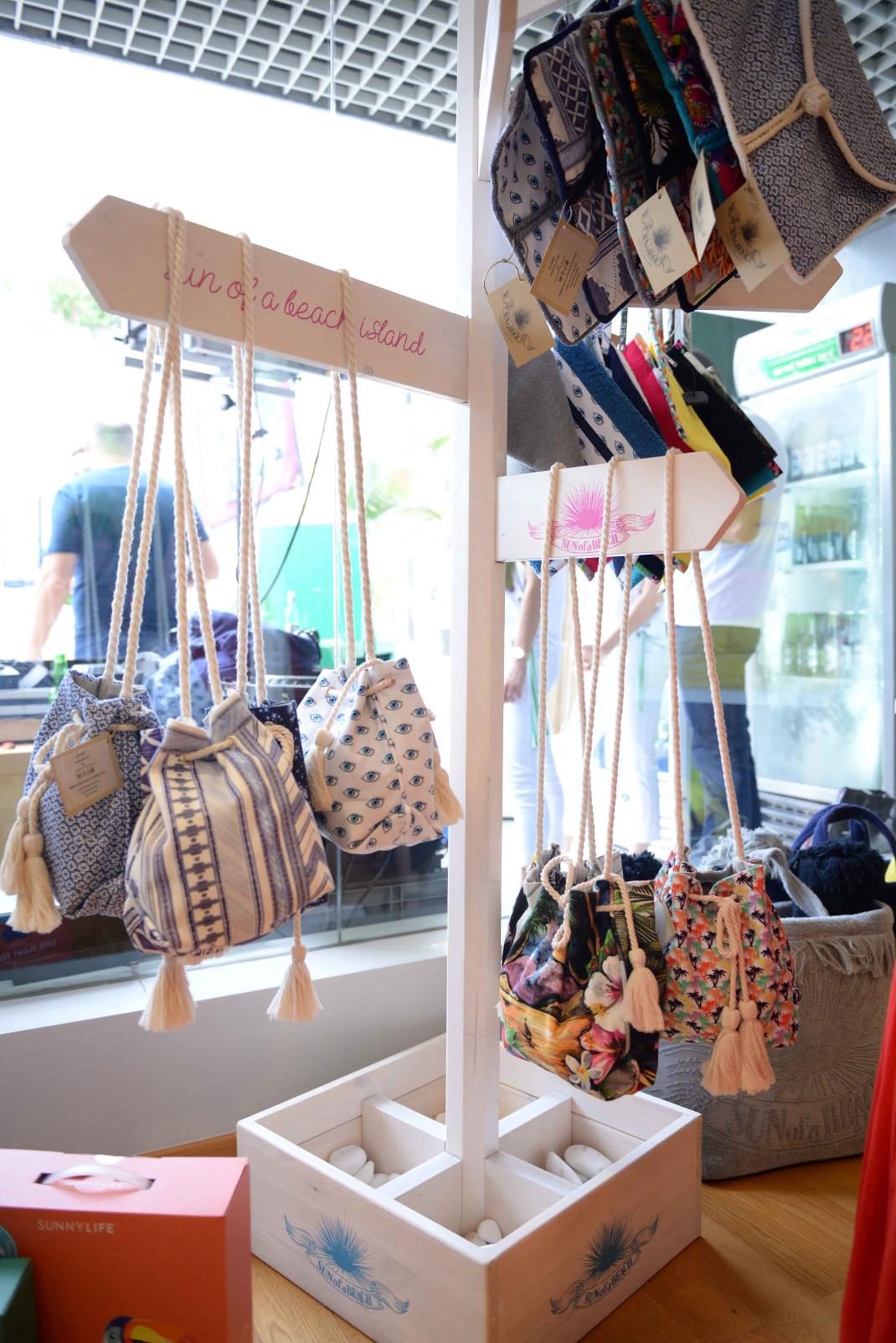 Bucket bags και envelope pouches της Summer 2017 συλλογής Sun of a Beach στον νέο χώρο του brand.