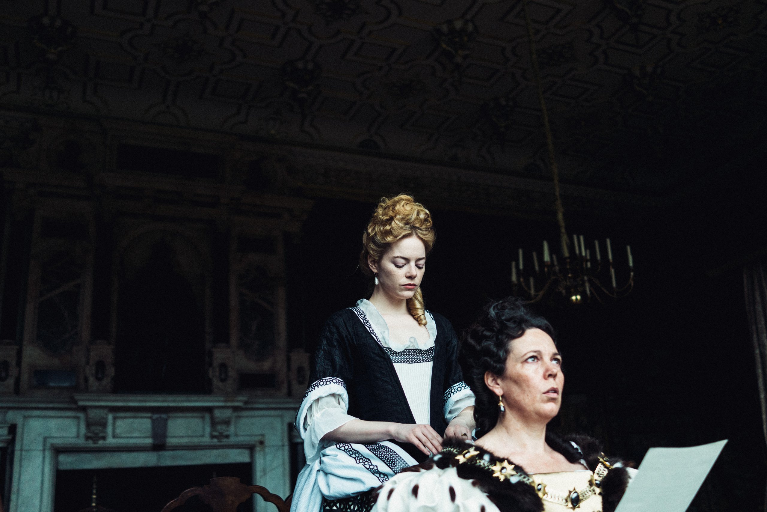 Η Εμα Στόουν (στο ρόλο της Αμπιγκέλ Χιλ) και η Ολίβια Κόλμαν σε σκηνή από την ταινία «The Favourite»/ Φωτογραφία: IMDb