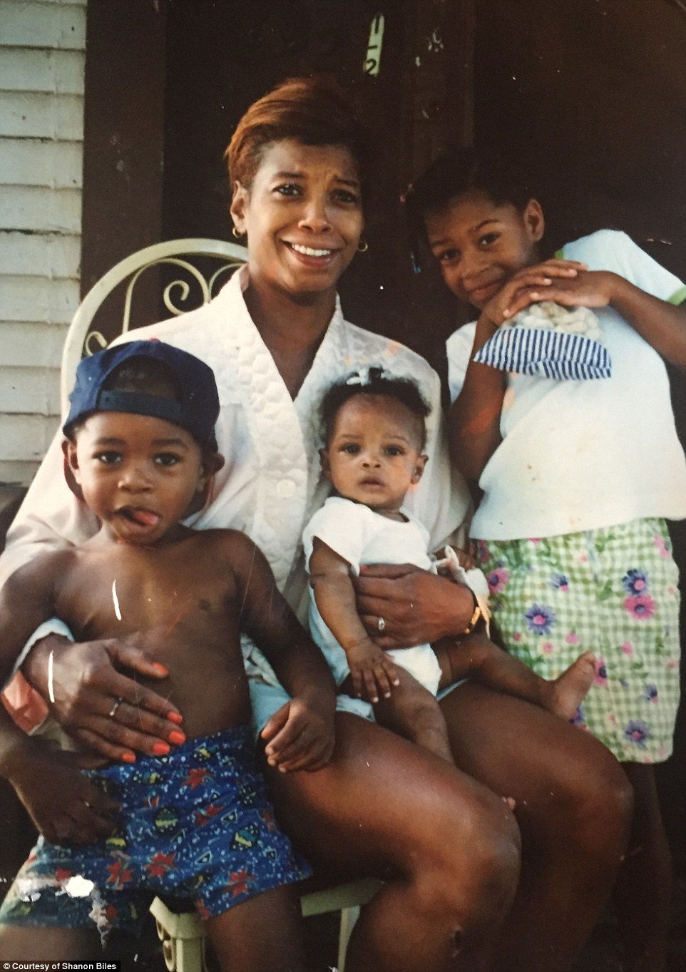Με τα τρία από τα 4 πρώτα παιδιά της. Η Simone, στη μέση. Φωτογραφία: Daily Mail