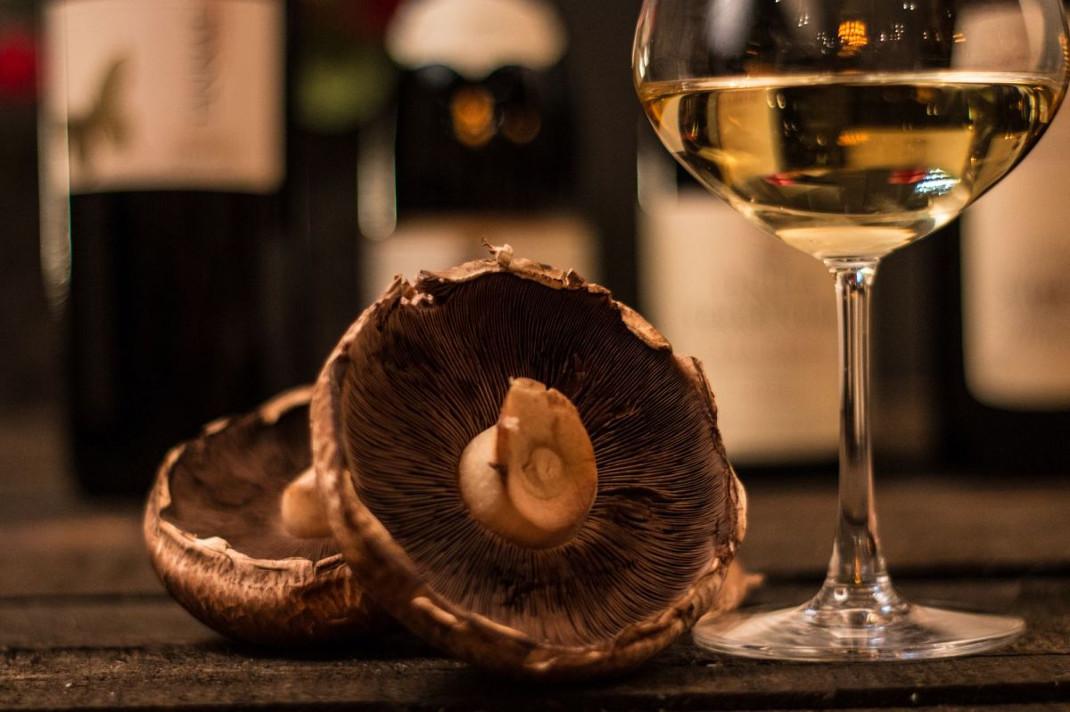 vintagewinebistro.com