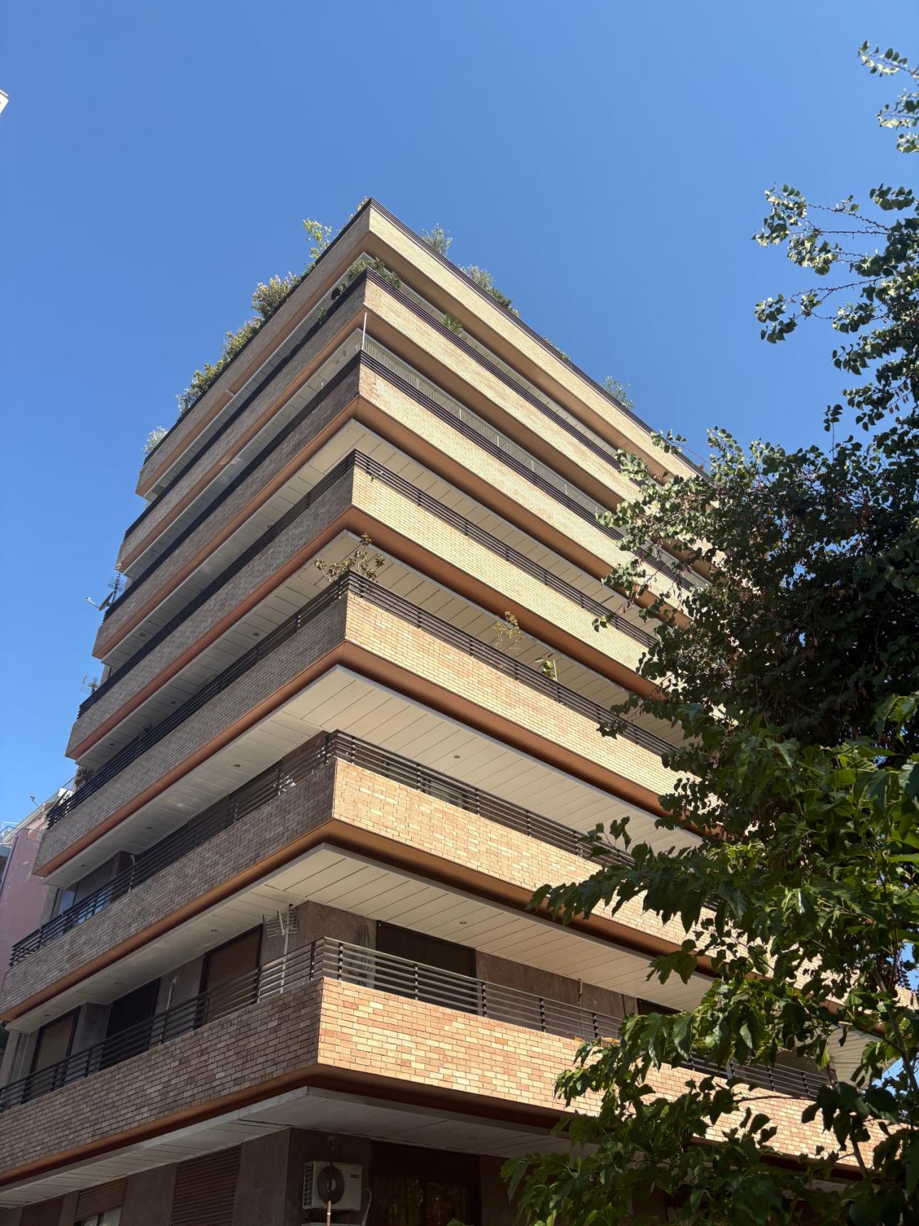  Η πολυκατοικία πίσω από το Χίλτον που έγινε γνωστή από τους τίτλους αρχής του «Ρετιρέ». /Φωτογραφία: Βιολέττα Αθανασιάδου για το Bovary.gr