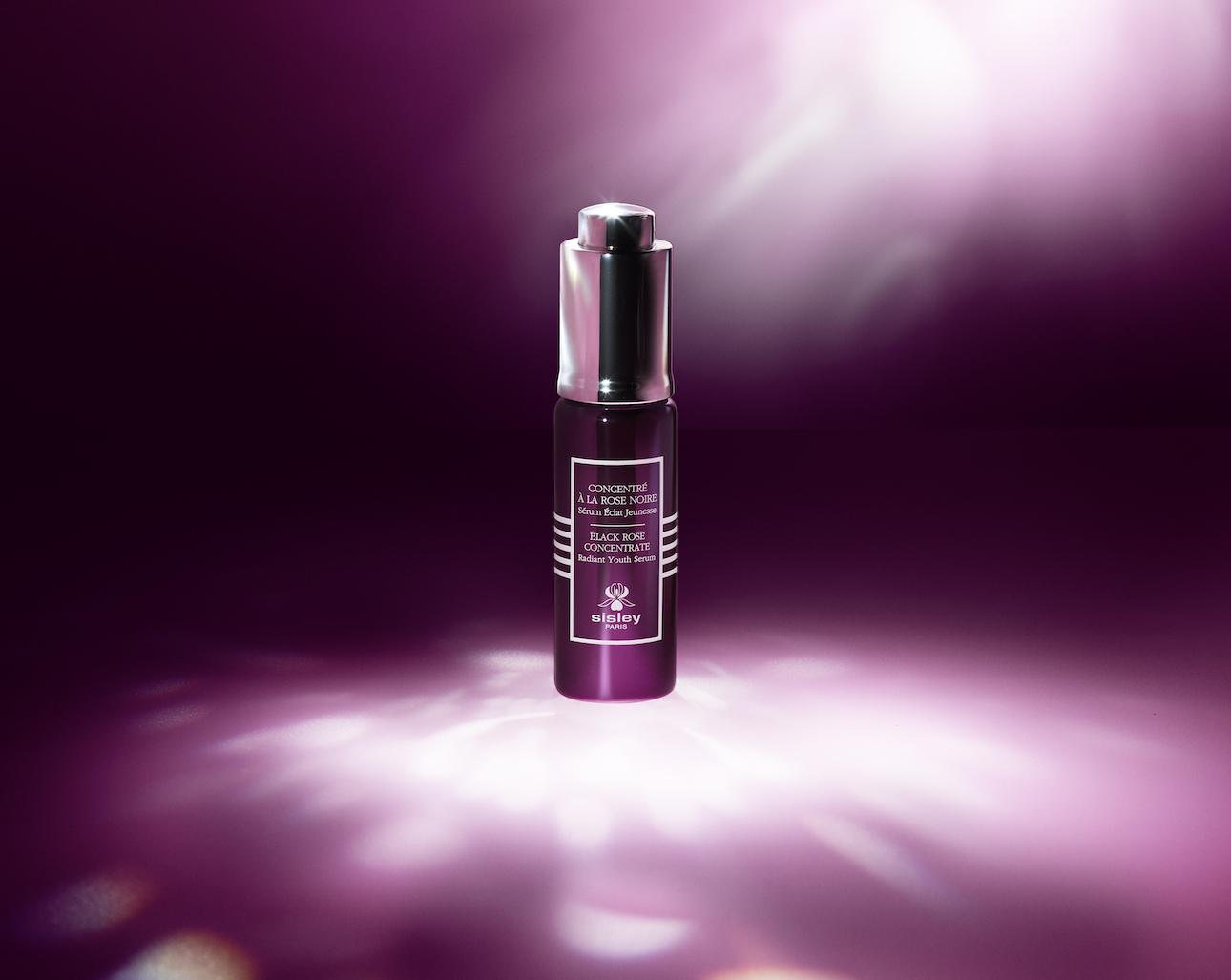 Ο νέος ορός βασίζεται στη δύναμη του Μαύρου Τριαντάφυλλου, ενός από τα πιο ισχυρά φυσικά αντιοξειδωτικά. 