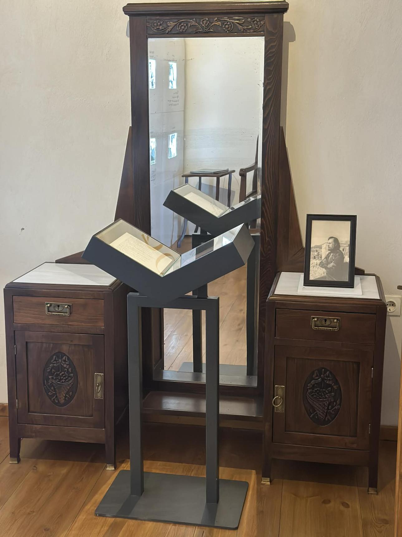  Έπιπλα του Γιάννη Ρίτσου διασώζονται στον χώρο. 