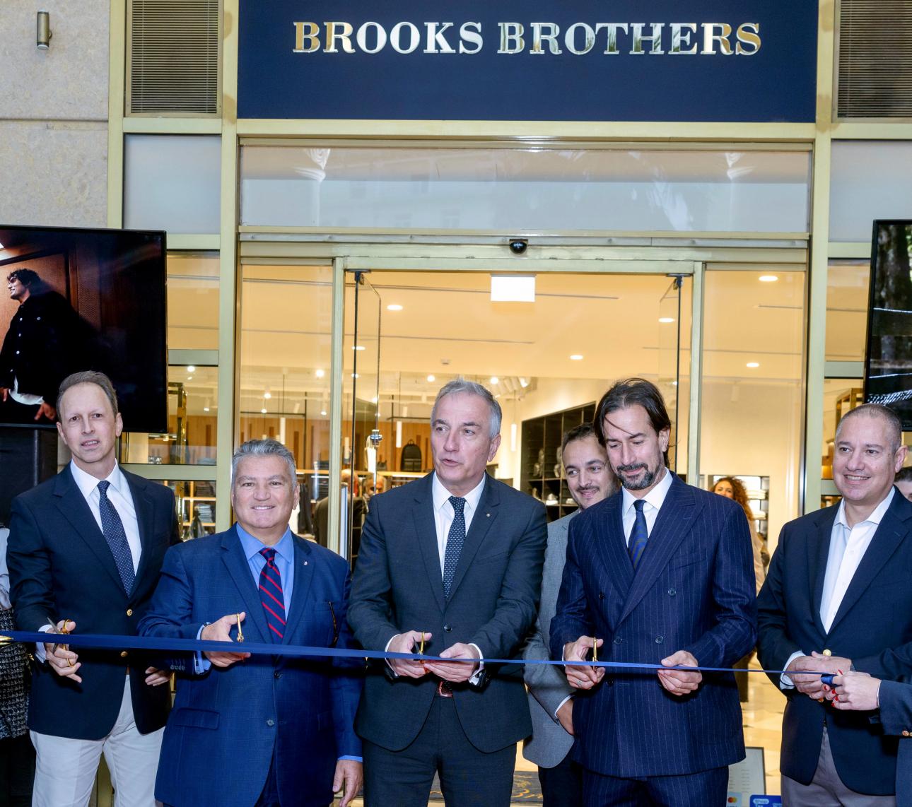Δημήτρης Φιστές- Store Manager BROOKS BROTHERS, Κωνσταντίνος Τσουβελεκάκης- Ιδιοκτήτης REPLAY &amp; BROOKS BROTHERS, Σταύρος Καλαφάτης- Υφυπουργός Ανάπτυξης, Παντελεήμων Καζαντζίδης-Αντιδήμαρχος Θεσσαλονίκης, Μarco Luraschi- Commercial Director Brooks Brothers Europe, Γιάννης Σκουλάκης- Commercial Manager Brooks Brothers