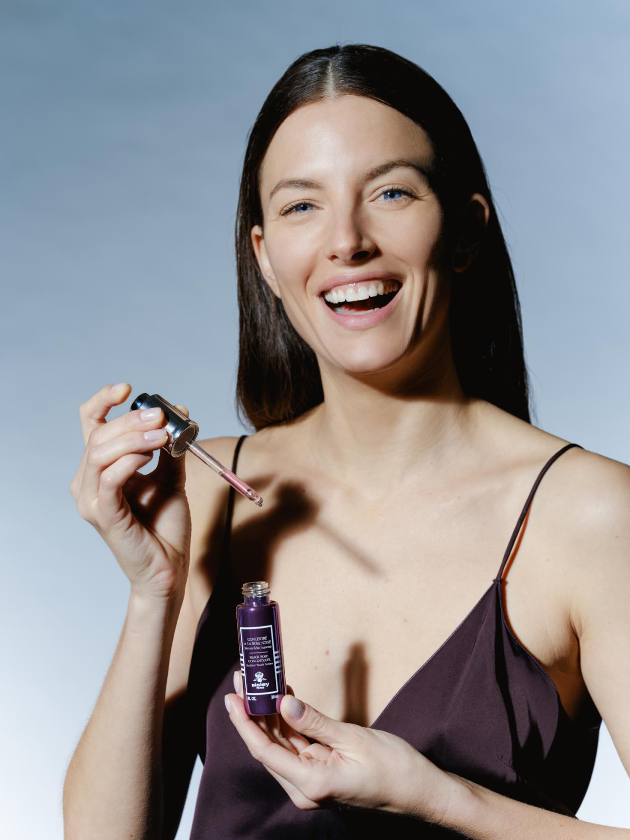  Η ολοκληρωμένη περιποίηση Black Rose χαρίζει νεανική όψη και φωτεινότητα. 