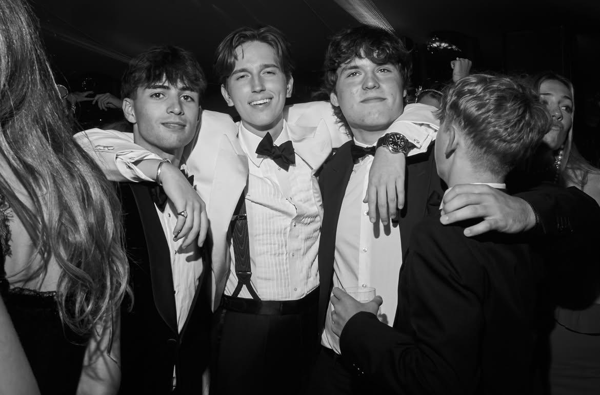  Black tie εμφανίσεις και καλοκαιρινή ατμόσφαιρα στον καταπράσινο κήπο της οικογένειας. 