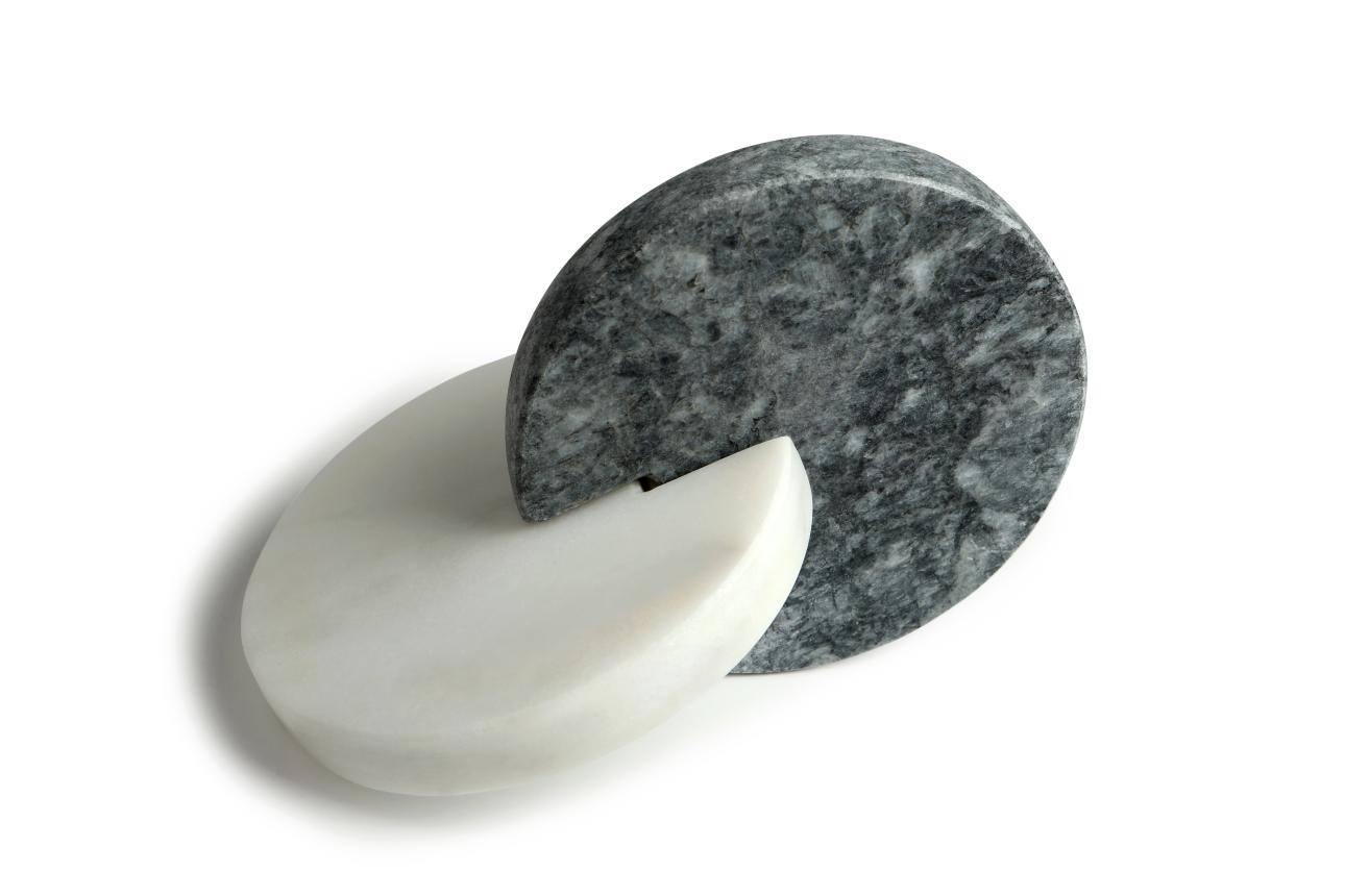 «Δεσμός», χειροποίητο διακοσμητικό από λευκό και γκρι μάρμαρο Τήνου 