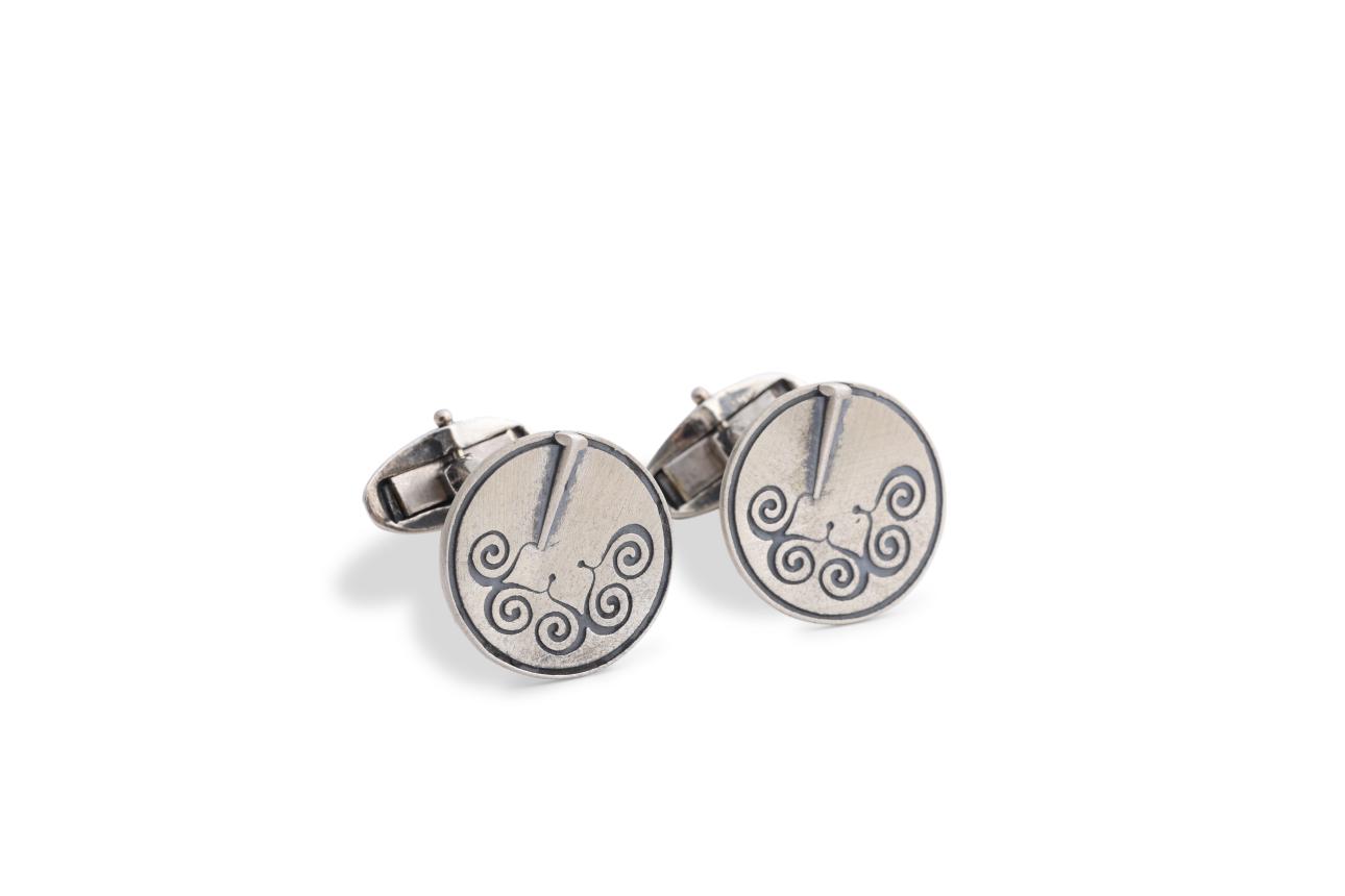 Ασημένια μανικετόκουμπα με εγχάρακτο σχέδιο 