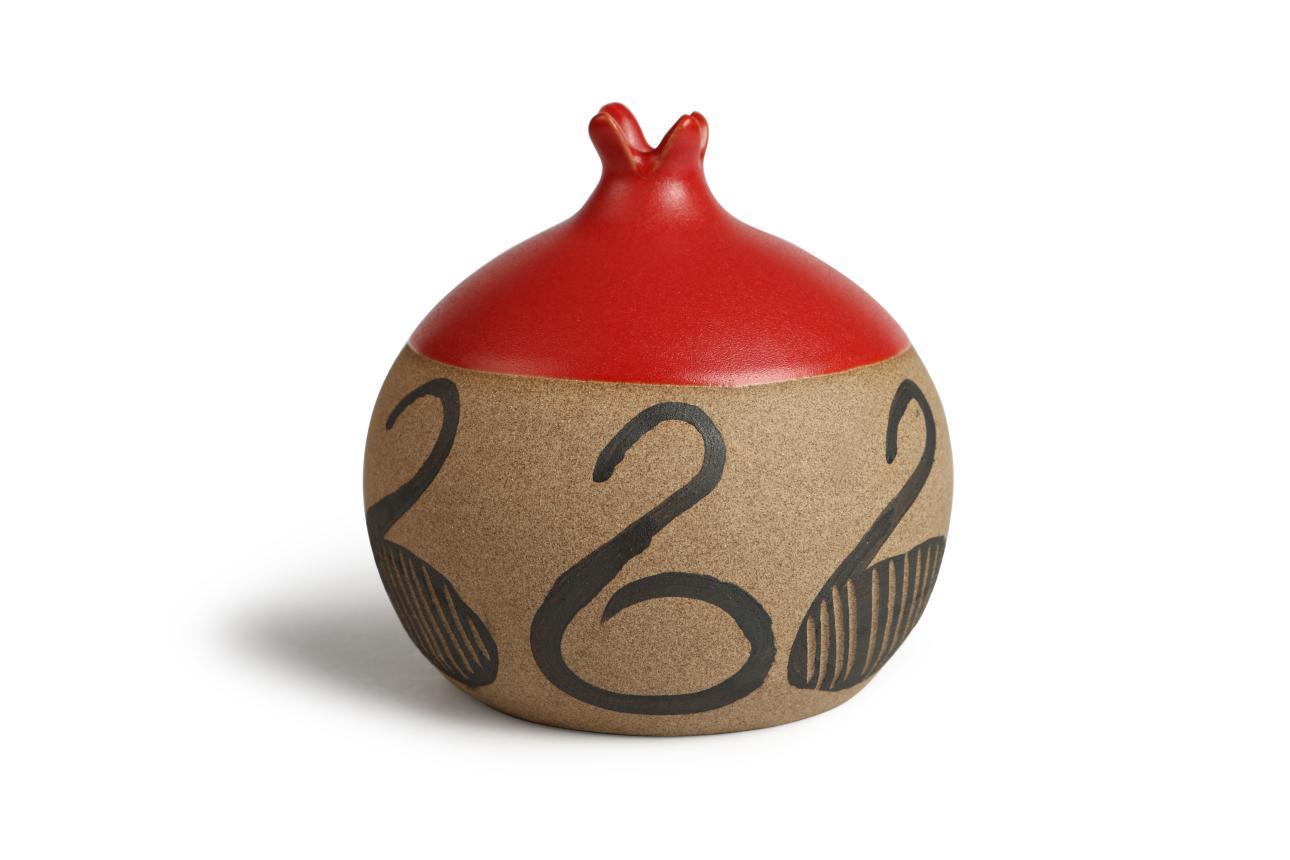 Κεραμικό ρόδι ζωγραφισμένο στο χέρι. Το «26» απεικονίζεται με κύκνους, σύμβολα ομορφιάς, πίστης και αρμονίας 