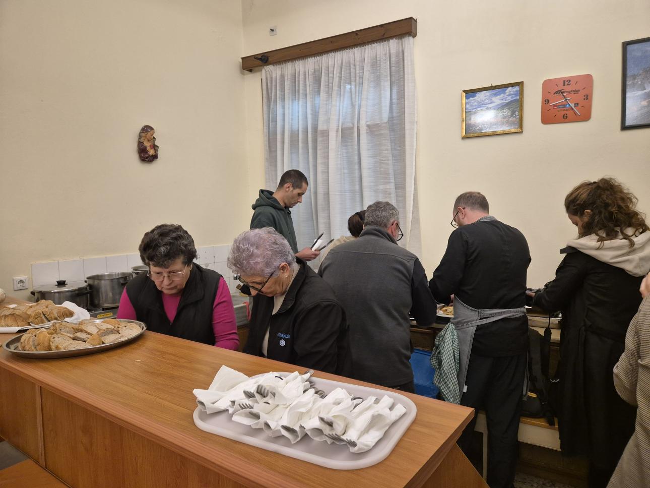 Kάτοικοι του χωριού και της Τήνου μαγειρεύουν μαζί με τον Ιταλό σεφ Raffaele Licinio/ Φωτογραφία: bovary.gr   