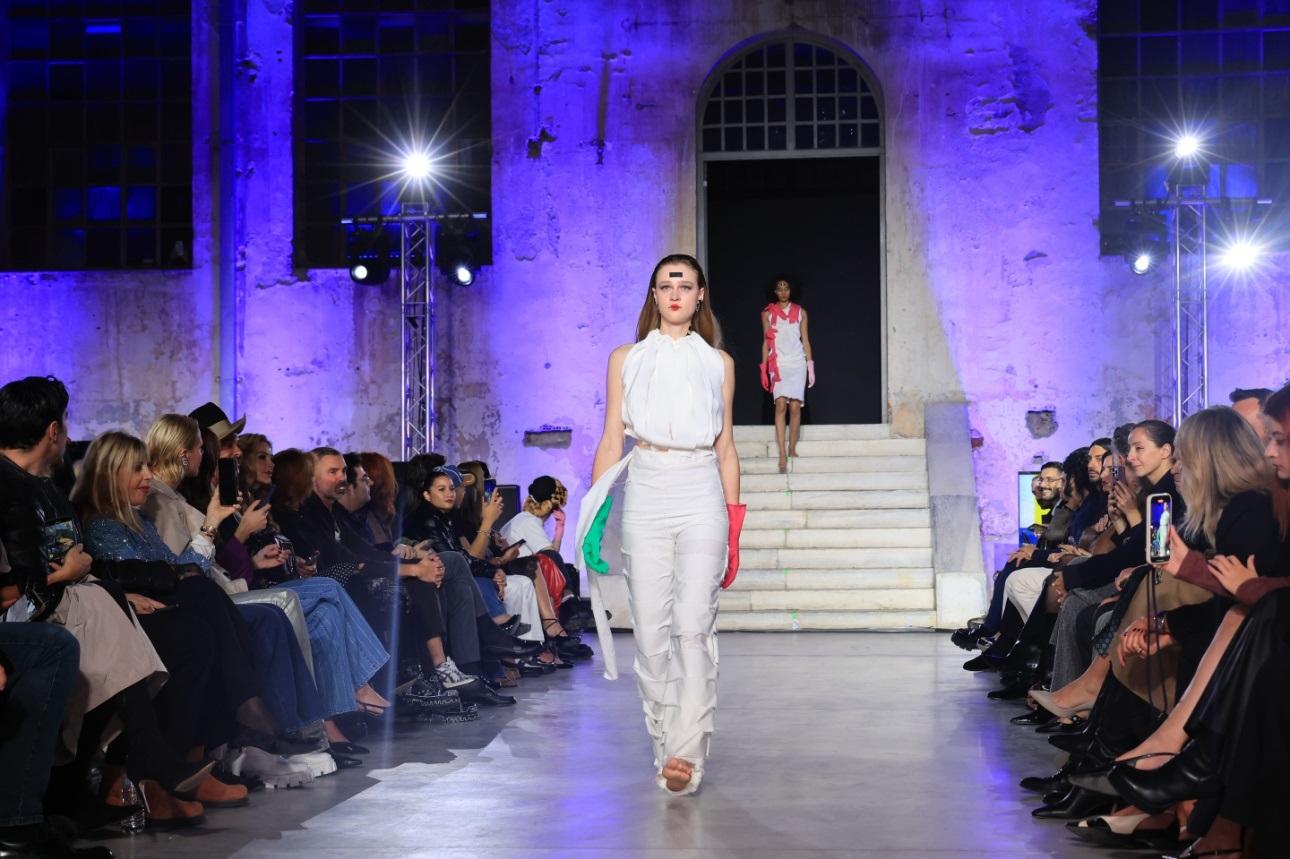 Look από την επίδειξη του Λάκη Γαβαλά/ NDP Photo Agency