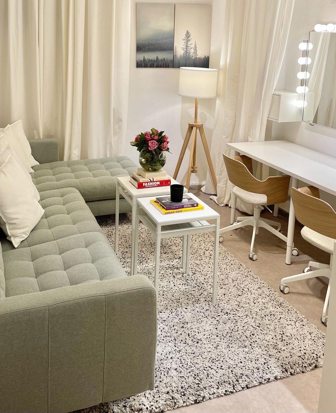 To φωτιστικό δαπέδου από την Ikea που έχει η Βίκυ Καγιά στο καμαρίνι της