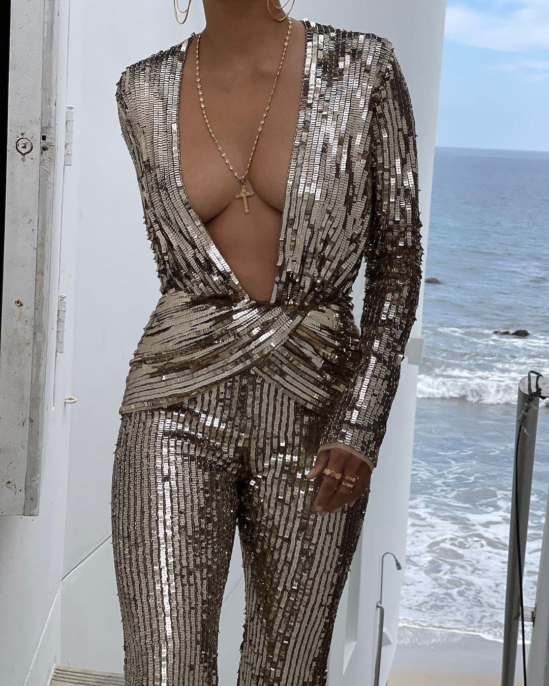 So sexy! Η Χάλι Μπέρι με στιλάτη jumpsuit από παγιέτες
