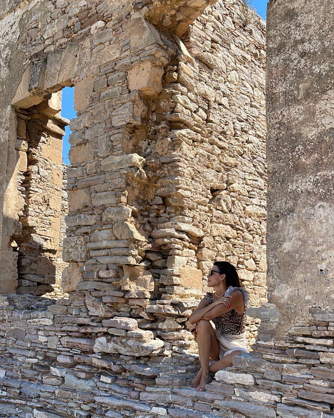 Η Σίσσυ Φειδά με λεοπάρ μαγιό κάνει διακοπές στον Πόρο