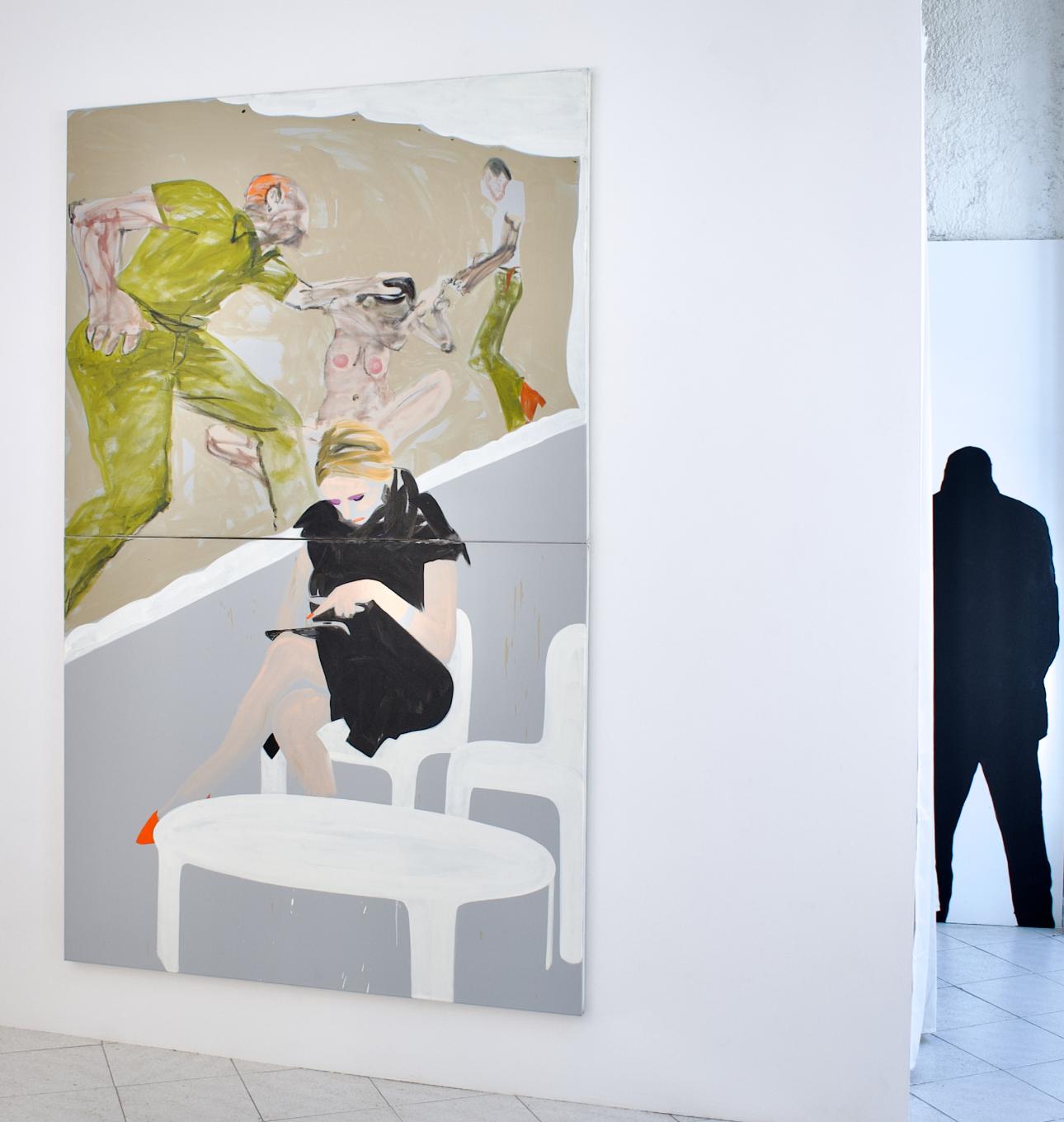 Leon Golub, I am a Fan. 2026 Στην άκρη διακρίνεται η σκιά της πατριαρχίας από παλαιότερο έργο της έκθεσης Subtle Abyss που επαναδημιούργησε η Μαρία Τομάζου 