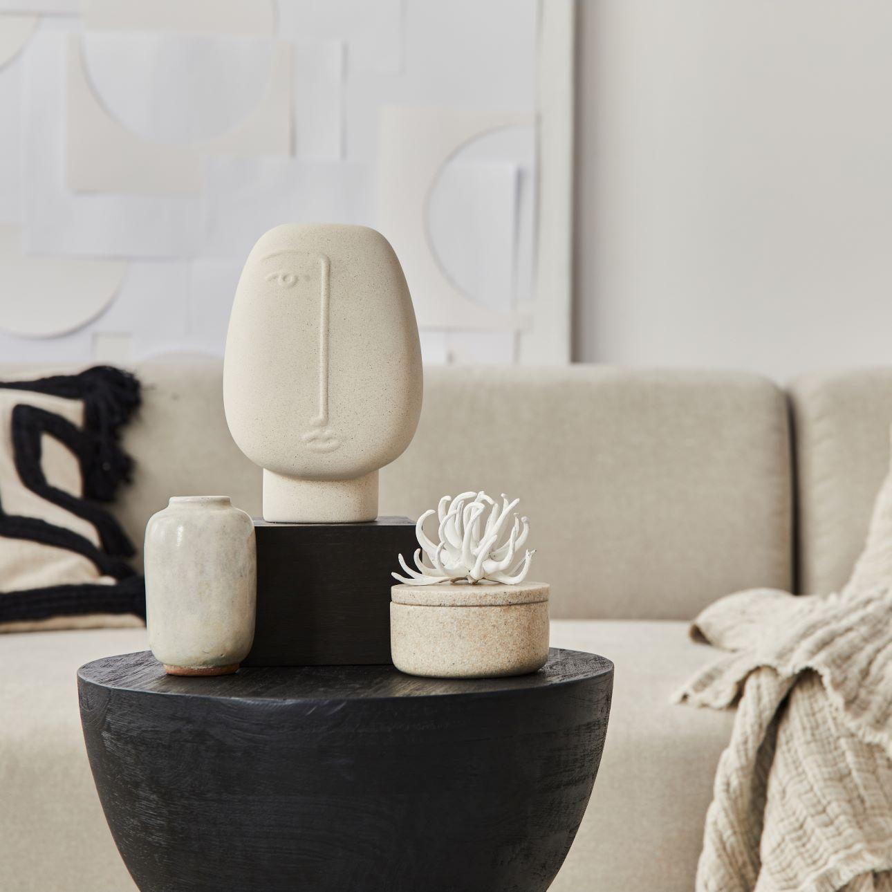 Το μεγαλύτερο από τα τρία αντικείμενα τοποθετείται συνήθως πίσω/ Φωτογραφία: Shutterstock 