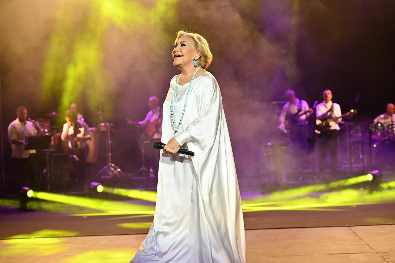 Η Μαρινέλλα στη σκηνή, όπως την θυμόμαστε όλοι, ζωντανή και αεικίνητη.