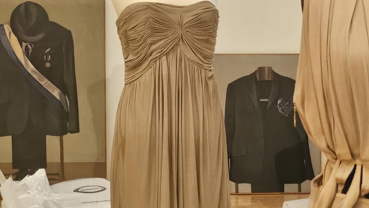 Ενδύματα αντιπαραβάλλονται με τα έργα του Λευτέρη Κανακάκι, Copyright Μουσείο Μπενάκη