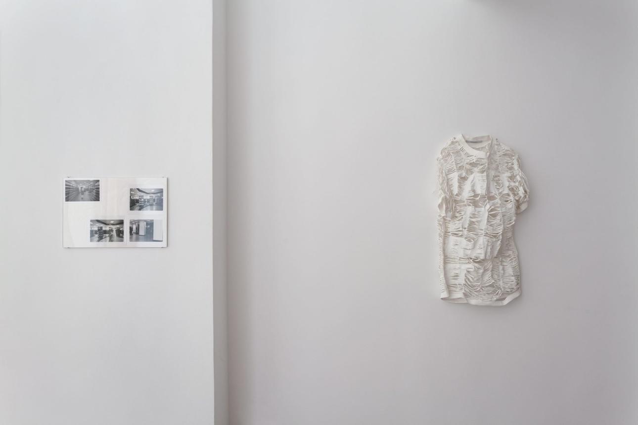 Δεξιά Kostas Murkudis Κώστας Μουρκούδης Take it, reap it, it's yours, 2010, Βαμβάκι, μπογιά 77 x 46 εκ. ευγενική παραχώρηση του καλλιτέχνη και Radio Athènes, Αριστερά Marysia Paruzel, Marika at Saks, 2026