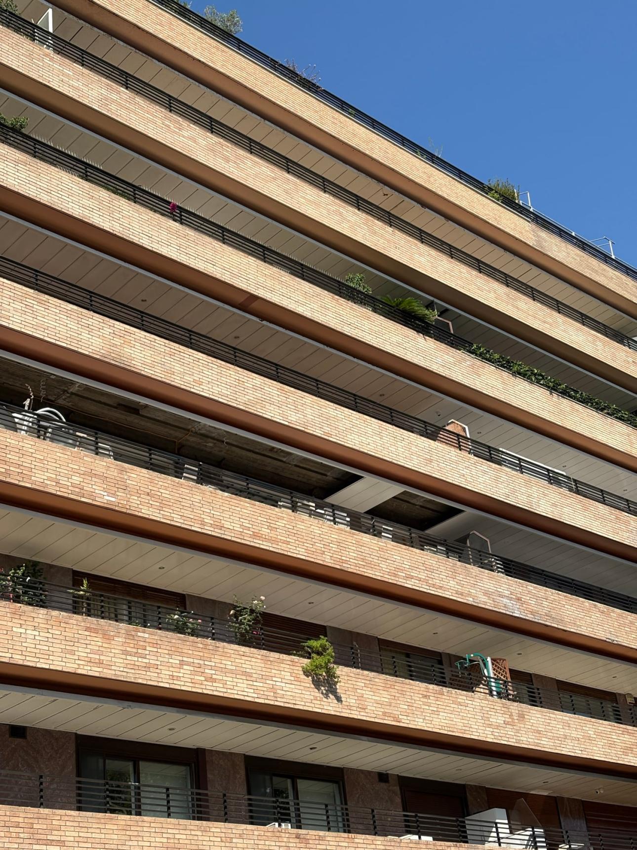  Απέναντι από την πολυκατοικία βρισκόταν το φαρμακείο του Χρήστου και της Αμαλίας, ένα από τα αναγνωρίσιμα εξωτερικά σκηνικά της σειράς. /Φωτογραφία: Βιολέττα Αθανασιάδου για το Bovary.gr  