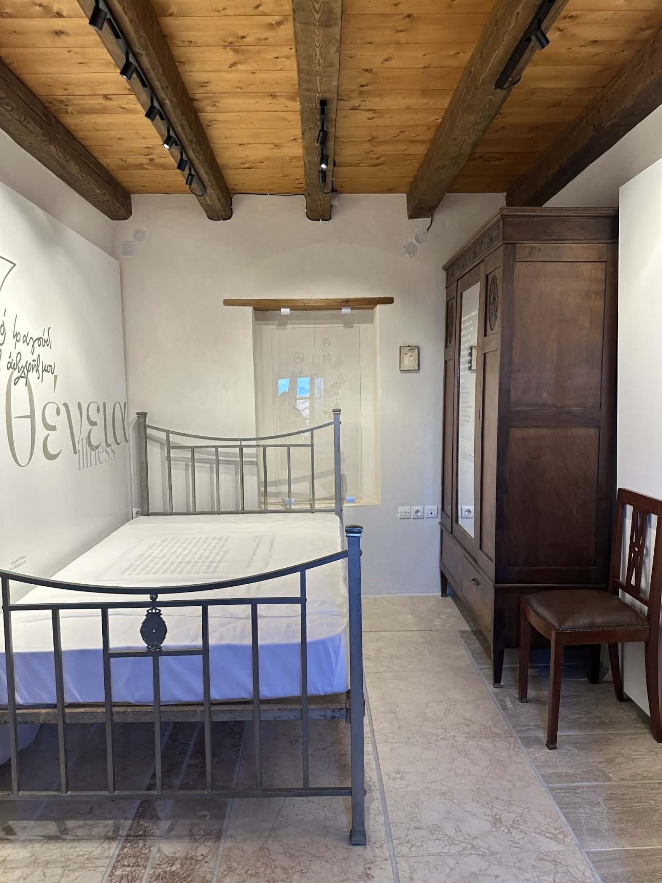  Ο εσωτερικός χώρος διατηρεί την αίσθηση κατοίκησης, παρά τη μουσειακή του λειτουργία. 