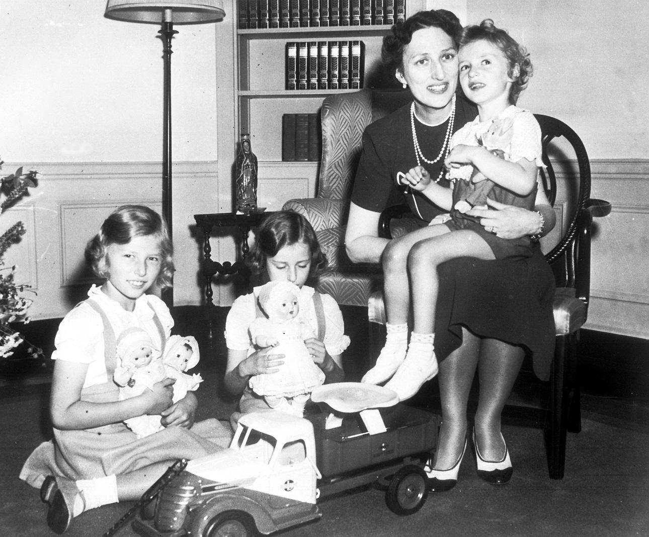 Ο μικρός Πρίγκιπας Χάραλντ το 1940 με την μαμά τουΦωτογραφία: AP Newsroom