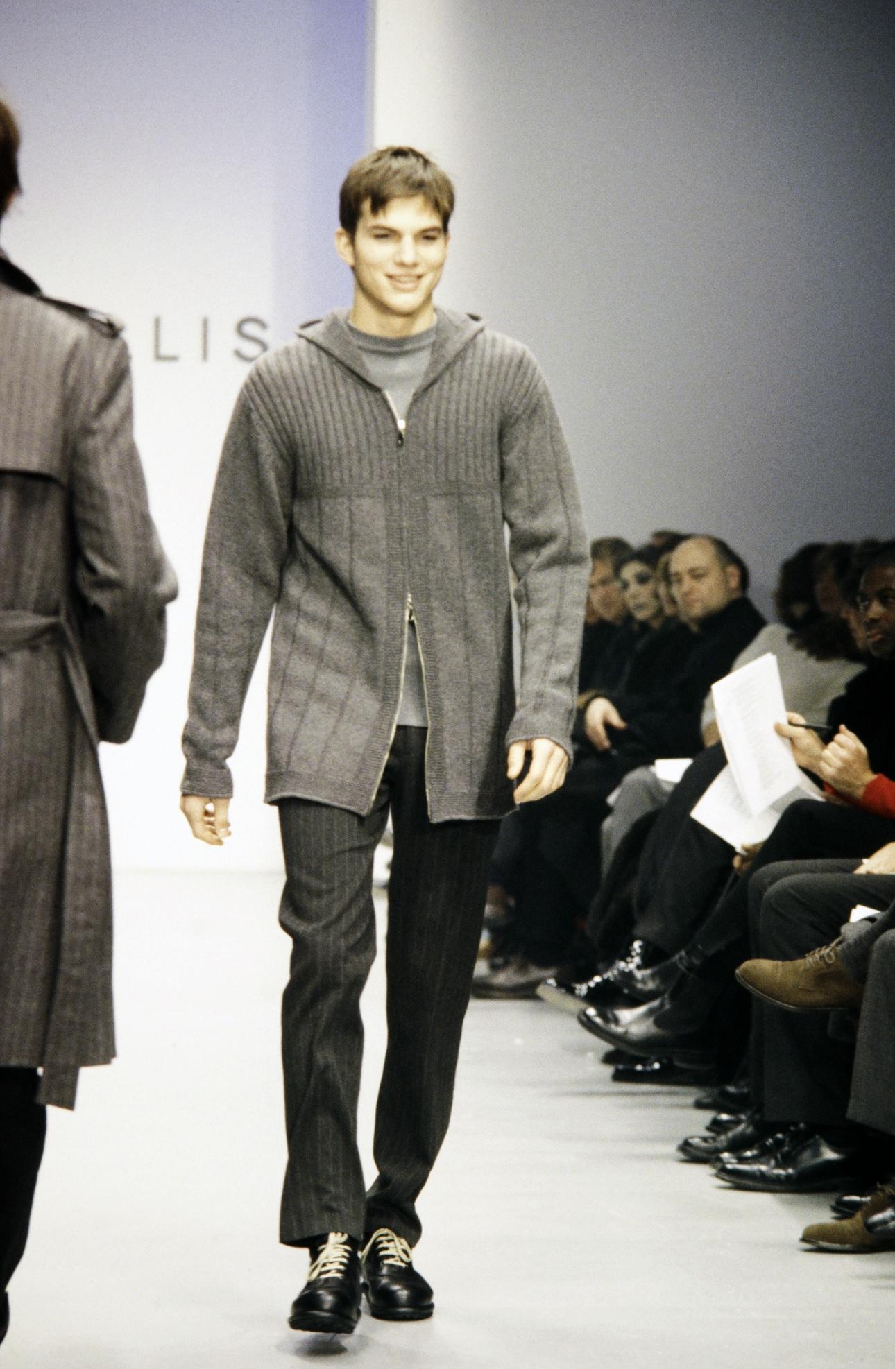 Άστον Κούτσερ 1998/Επίδειξη μόδας Perry Ellis - Φωτογραφία Getty Images 