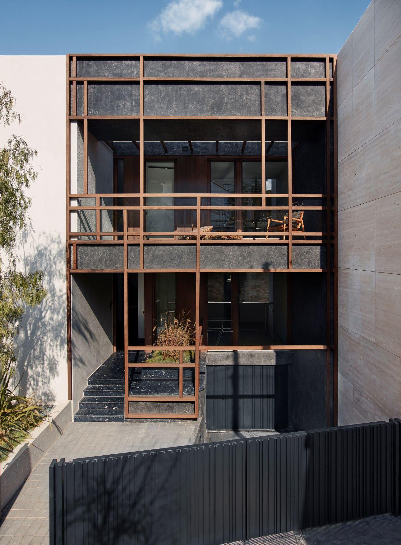 Η πρόσοψη των σπιτιών/ Φωτογραφία: Βαγγέλης Πατεράκης 