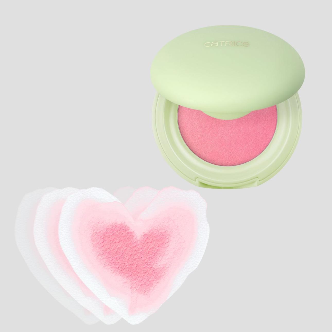 Pistachio Cream Delight Blush Cream in Strawberries &amp; Cream C02, Catrice Ανάλαφρη, κρεμώδης σύνθεση που απλώνεται ομοιόμορφα και χαρίζει φυσικό, φρέσκο χρώμα με απαλή λάμψη. Αν και περιέχει μαλακτικά συστατικά για λεία υφή και εύκολο blending, δεν είναι προϊόν με στοχευμένη, έντονη ενυδατική δράση. Πάνω από καλά ενυδατωμένη επιδερμίδα, προσφέρει άνεση και αποτέλεσμα που διαρκεί.