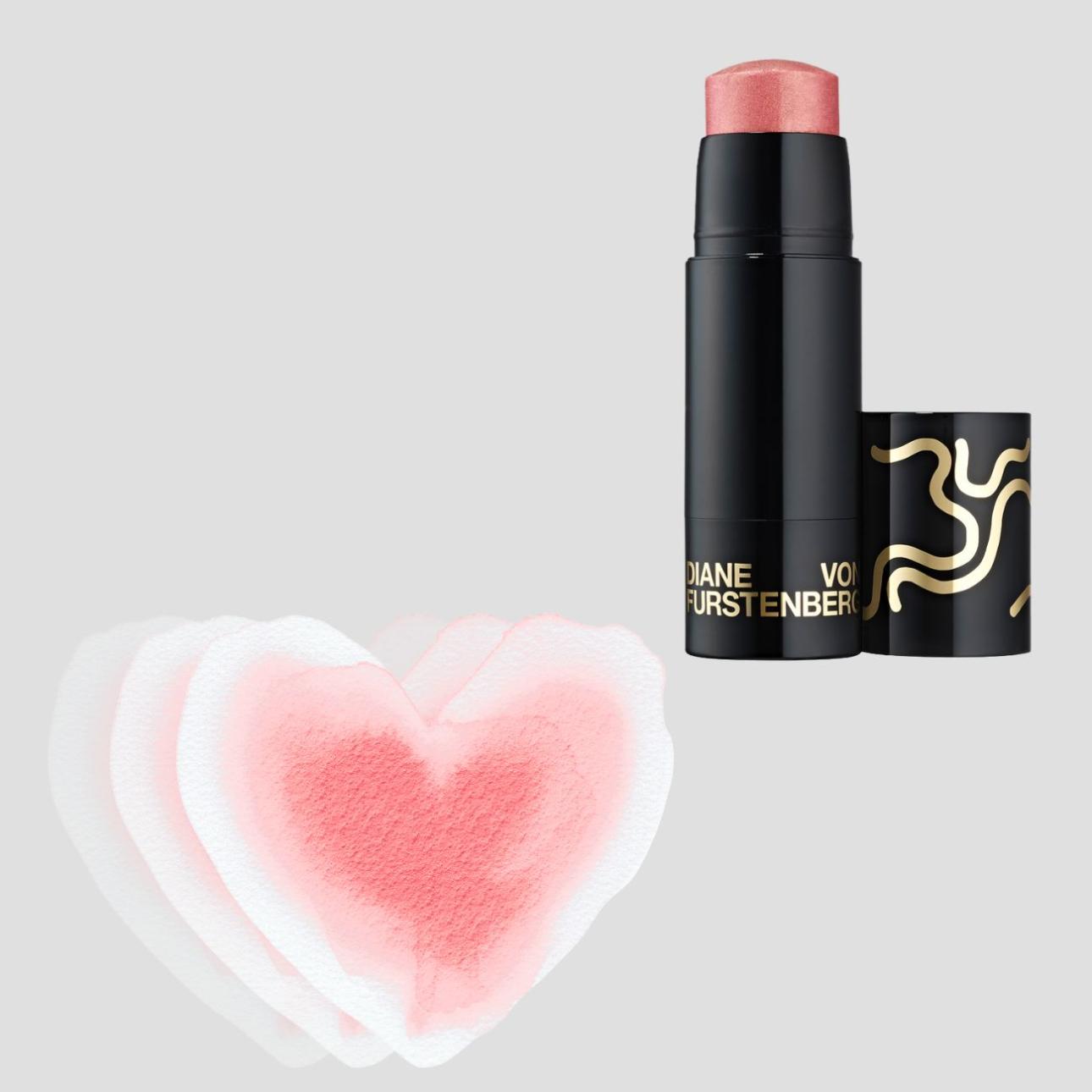 Estée Lauder x DVF Limited Edition InCharge Multi-Use Blush Stick in Pink Me, Estée Lauder  Κρεμώδης σύνθεση που εφαρμόζεται εύκολα και προσφέρει μια ιδιαίτερη, διάφανη λάμψη. Το συγκεκριμένο χρώμα, με περλέ ροζ κρεμώδες φινίρισμα, έχει επιλεγεί στρατηγικά ακριβώς επειδή που κολακεύει όλους τους χρωματικούς τόνους επιδερμίδας.