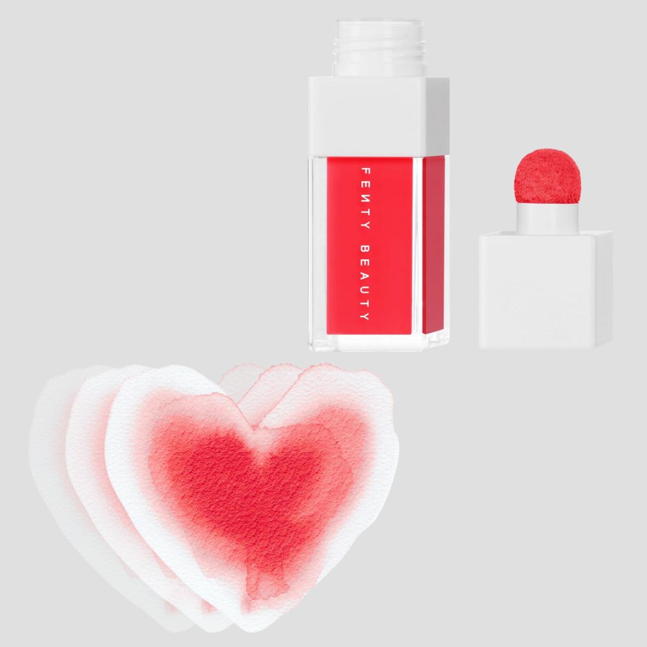 Shake 'N Play in Fiya Papaya, Fenty Beauty Υγρό ρουζ, προσφέρει προσαρμόσιμη ένταση χρώματος και διάρκεια έως και 12 ώρες. Η ελαφριά, αδιάβροχη σύνθεσή του είναι ανθεκτική στη μεταφορά, και χαρίζει φυσική, φωτεινή και βελούδινη όψη υγείας, χωρίς να τονίζει την υφή της επιδερμίδας. Βοηθά να διατηρείται η επιδερμίδα άνετη και δροσερή όλη την ημέρα χάρις στο εκχύλισμα αγγουριού με το οποίο είναι εμπλουτισμένη η σύνθεσή του.
