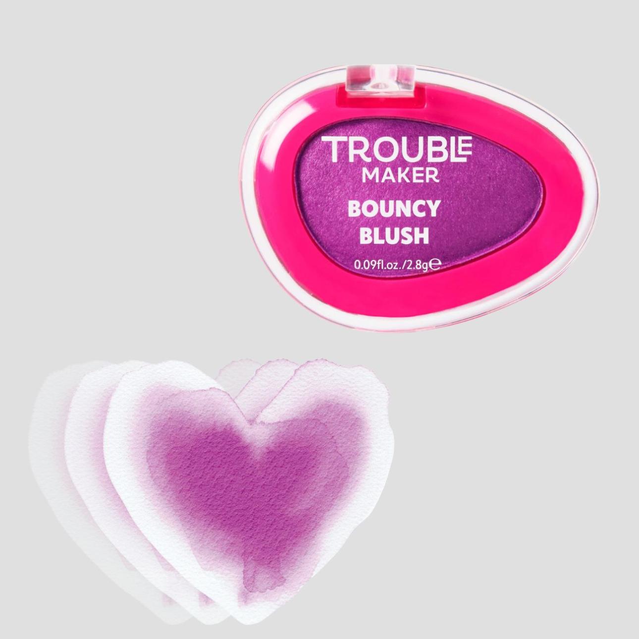 Bouncy Blush Stain in Swish Purple, Trouble Maker Ιδιαίτερα ελαφριά, ελαστική σύνθεση, παρά τις έντονες χρωστικές. Προσφέρει ελαφριά προς μέτρια κάλυψη με buildable ένταση. Διαθέτει bouncy υφή που ξεκινά ως κρέμα και μεταμορφώνεται σε πούδρα αφού την απλώσετε κι έρθει σε επαφή με τη θερμότητα της επιδερμίδας.