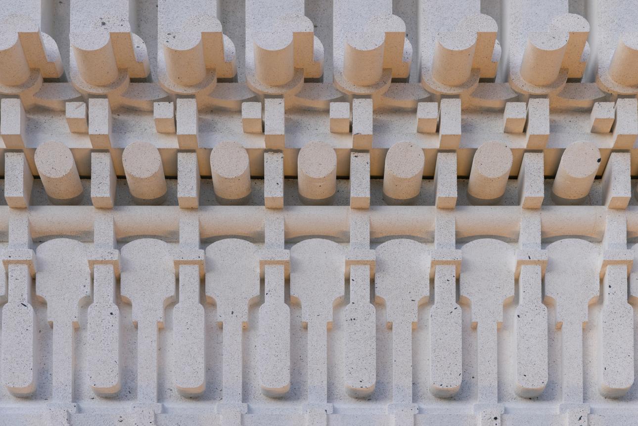 το έργο δημιουργεί ένα ζωντανό παιχνίδι φωτός και σκιάς