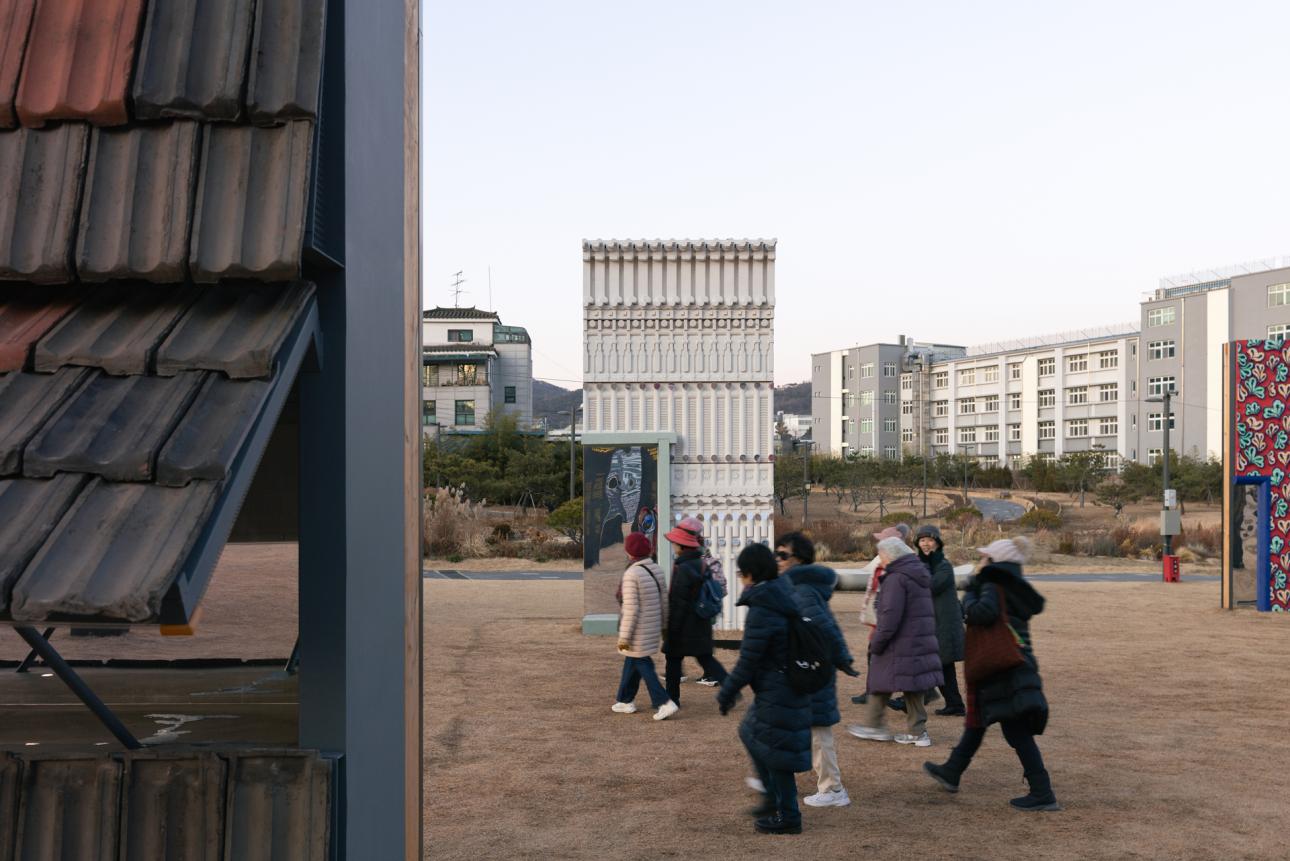 Το έργο εμπνέεται από τη γεωμετρία των υφασμένων μπαμπού πλεγμάτων Yeomjang