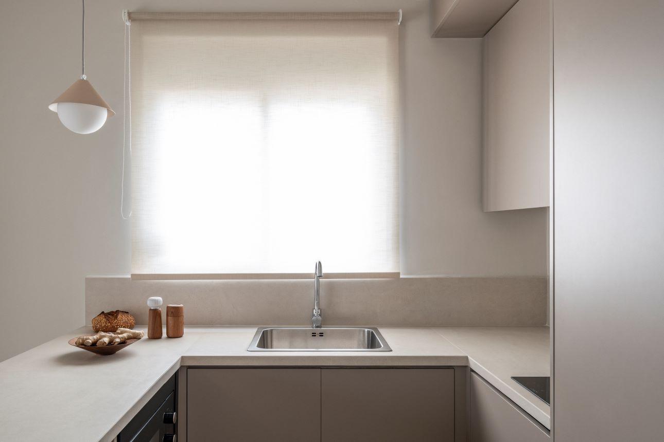 Ντουλάπια ως την οροφή εκμεταλλεύονται το διαθέσιμο ύψος/ Φωτογραφία: Βάσω Παράσχη  